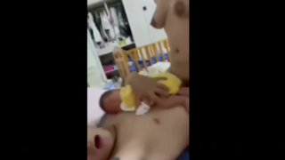 Digeboy Sambil Gendong Bayi Kecil